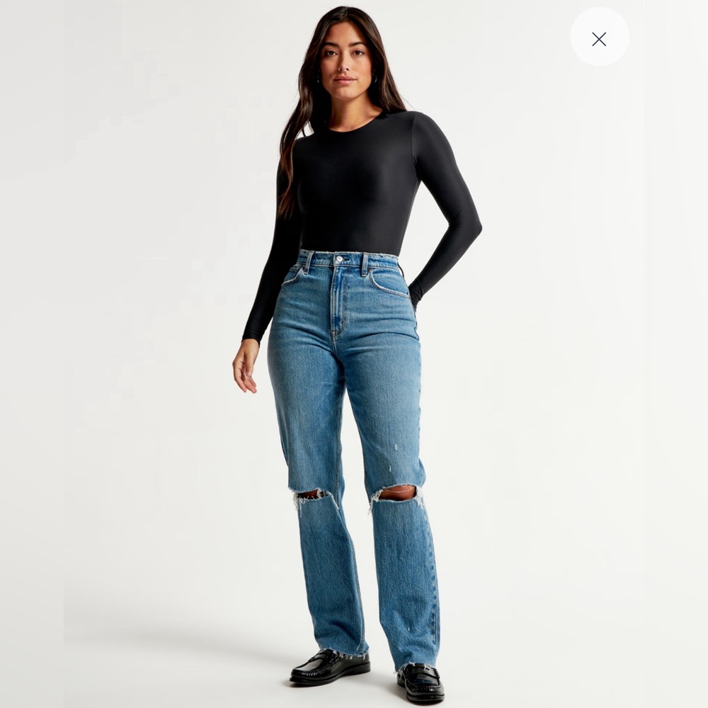 Abercrombie & Fitch: The 90’s Straight Ultra High Rise, Curve Love. SHORT